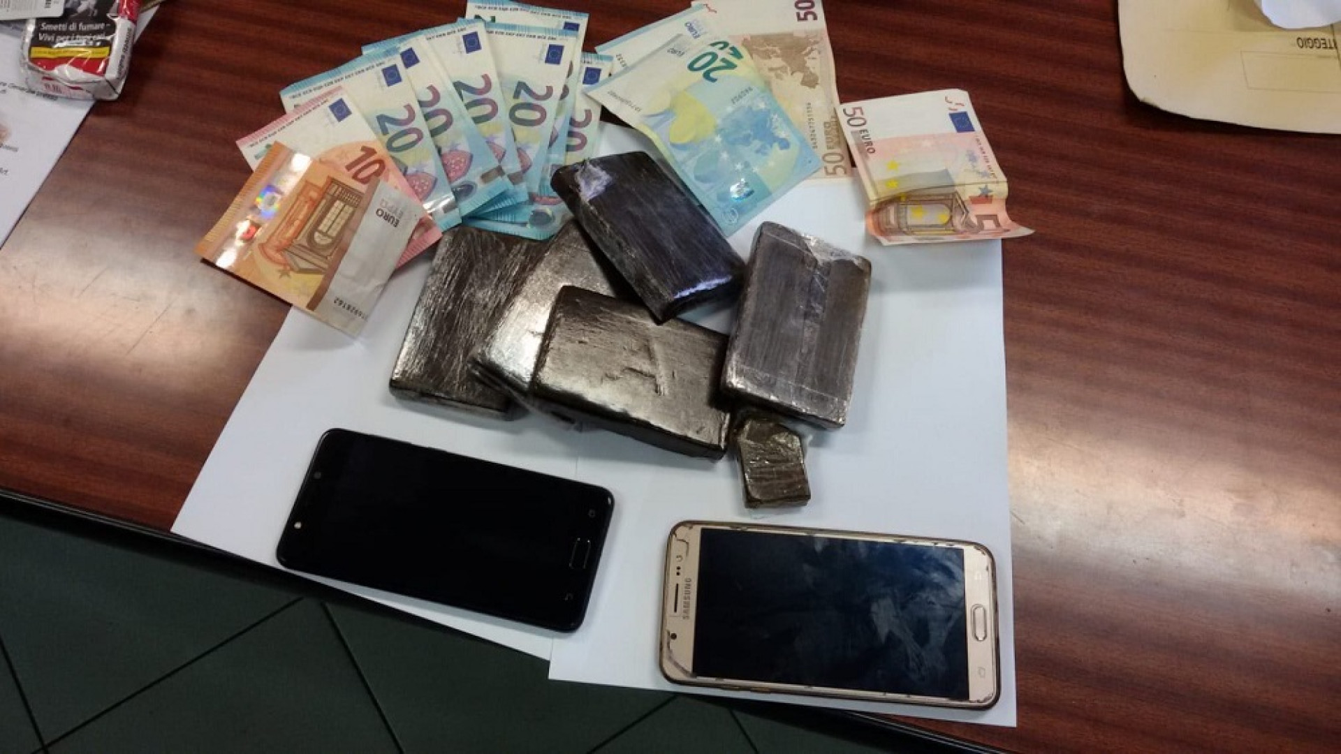 Spaccio di droga: un chilo di hashish sequestrato e due uomini arrestati