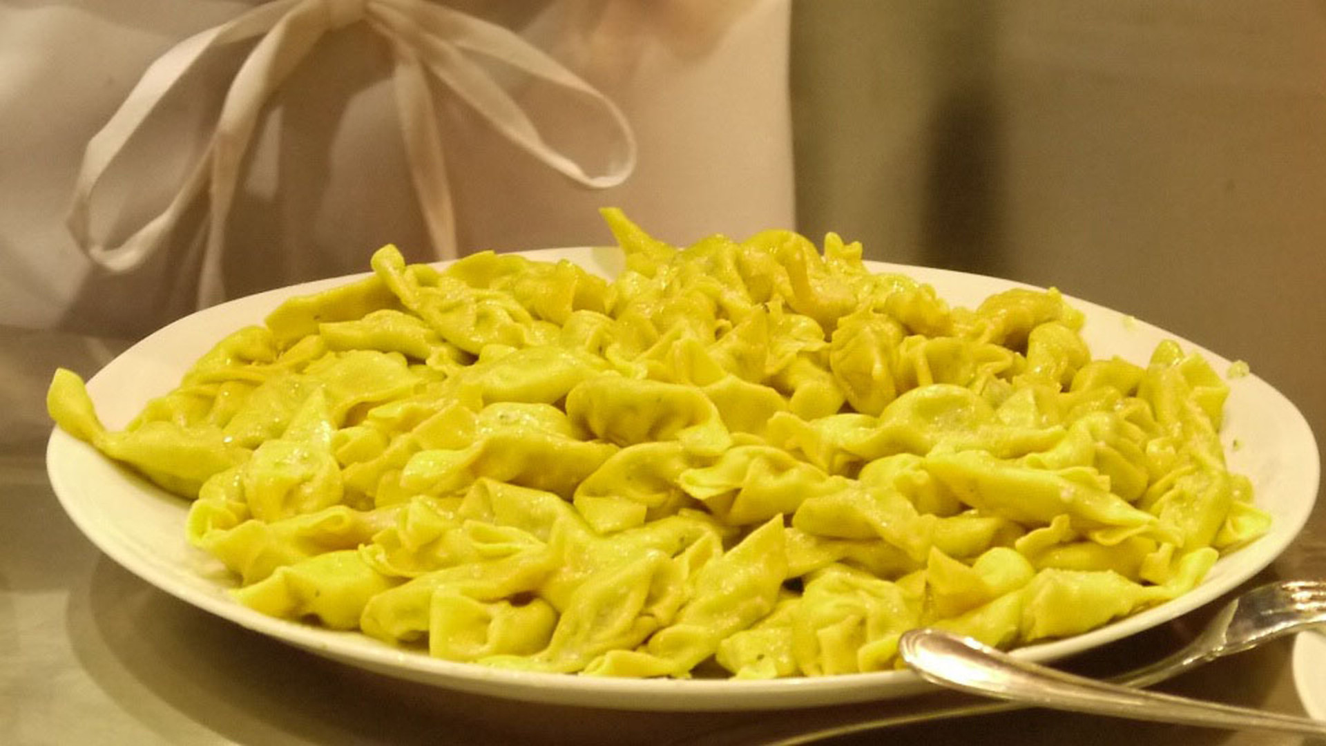 L'annuncio: "Cercasi addetto alla chiusura dei tortelli con la coda"