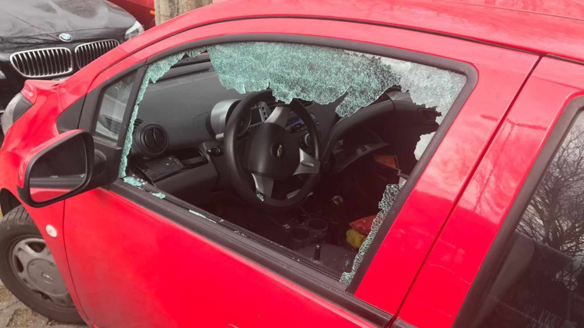 Ladri e vandali, spaccati i finestrini delle auto al parcheggio della stazione di viale Sant'Ambrogio