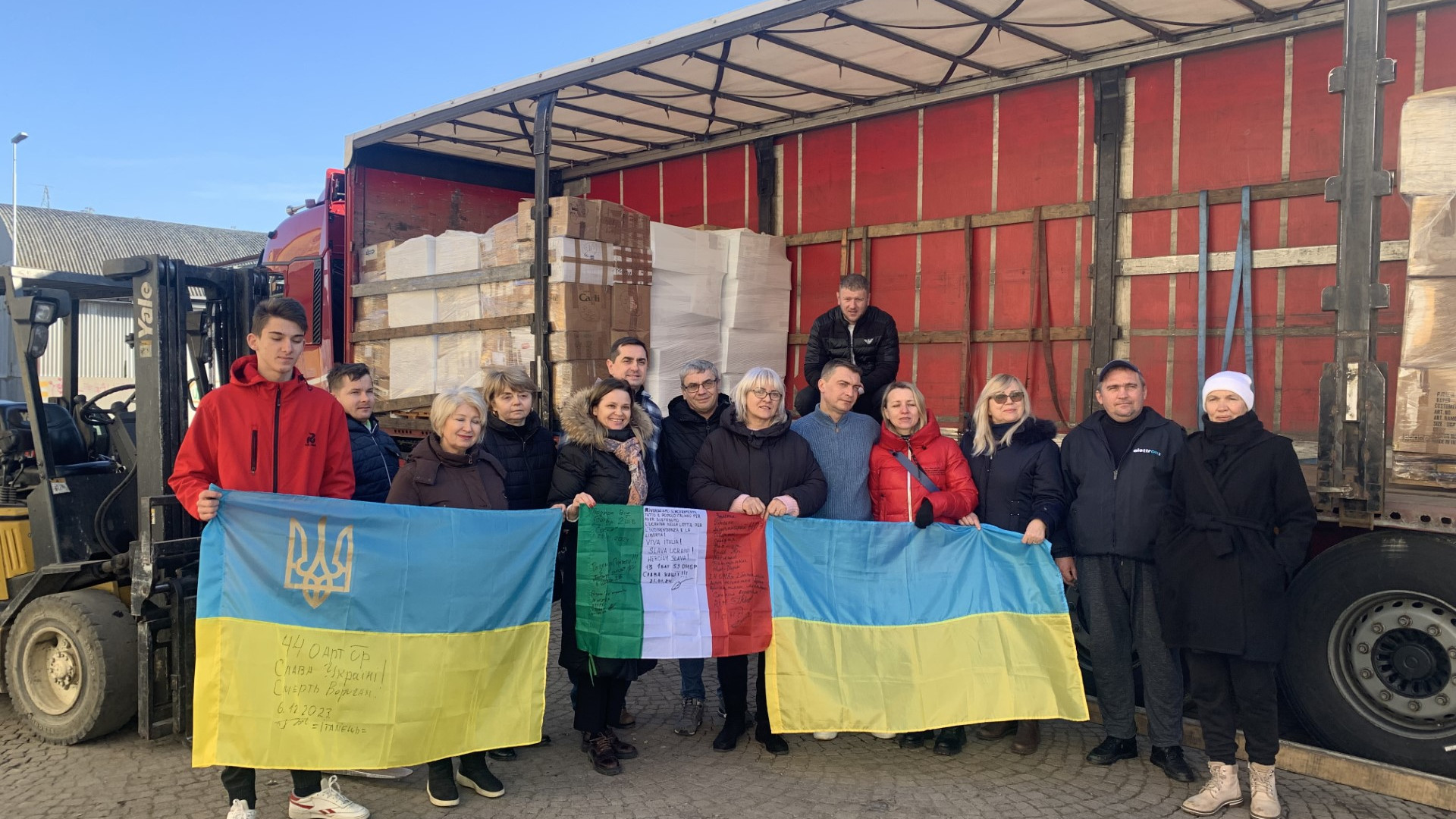 Un tir di aiuti per l’Ucraina: “Candele per scaldare i soldati, ma donazioni in calo”