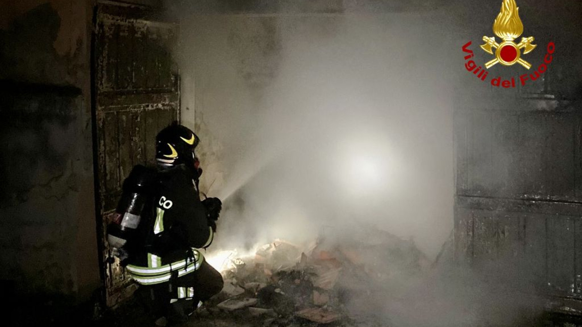 Incendio sul Facsal in piena notte: un'autorimessa va in fiamme. Nessun ferito