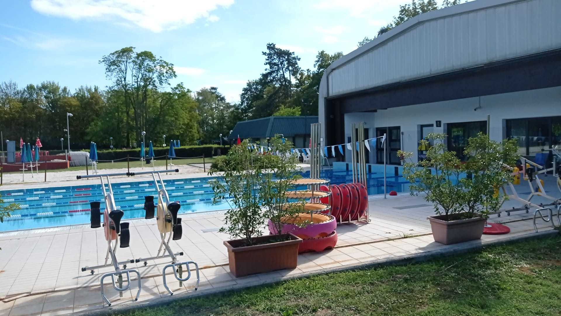 Castello, donna si tuffa in piscina con burkini e velo: chiamati i carabinieri