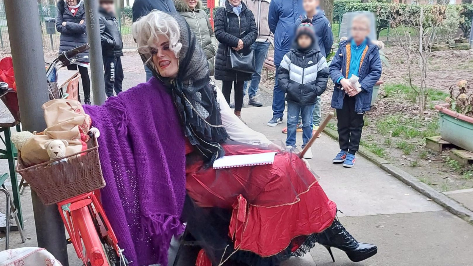 La Drag-Befana arrivata all'Infrangibile fa discutere: polemica Soresi-Tarasconi