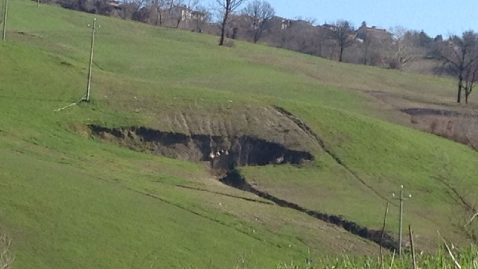 Vernasca, sprofonda il terreno e si apre una voragine nel campo