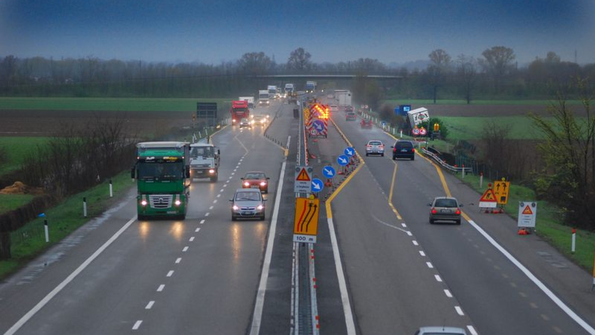 Scontro tra camion sull'autostrada A21, traffico intenso sulla Statale 10