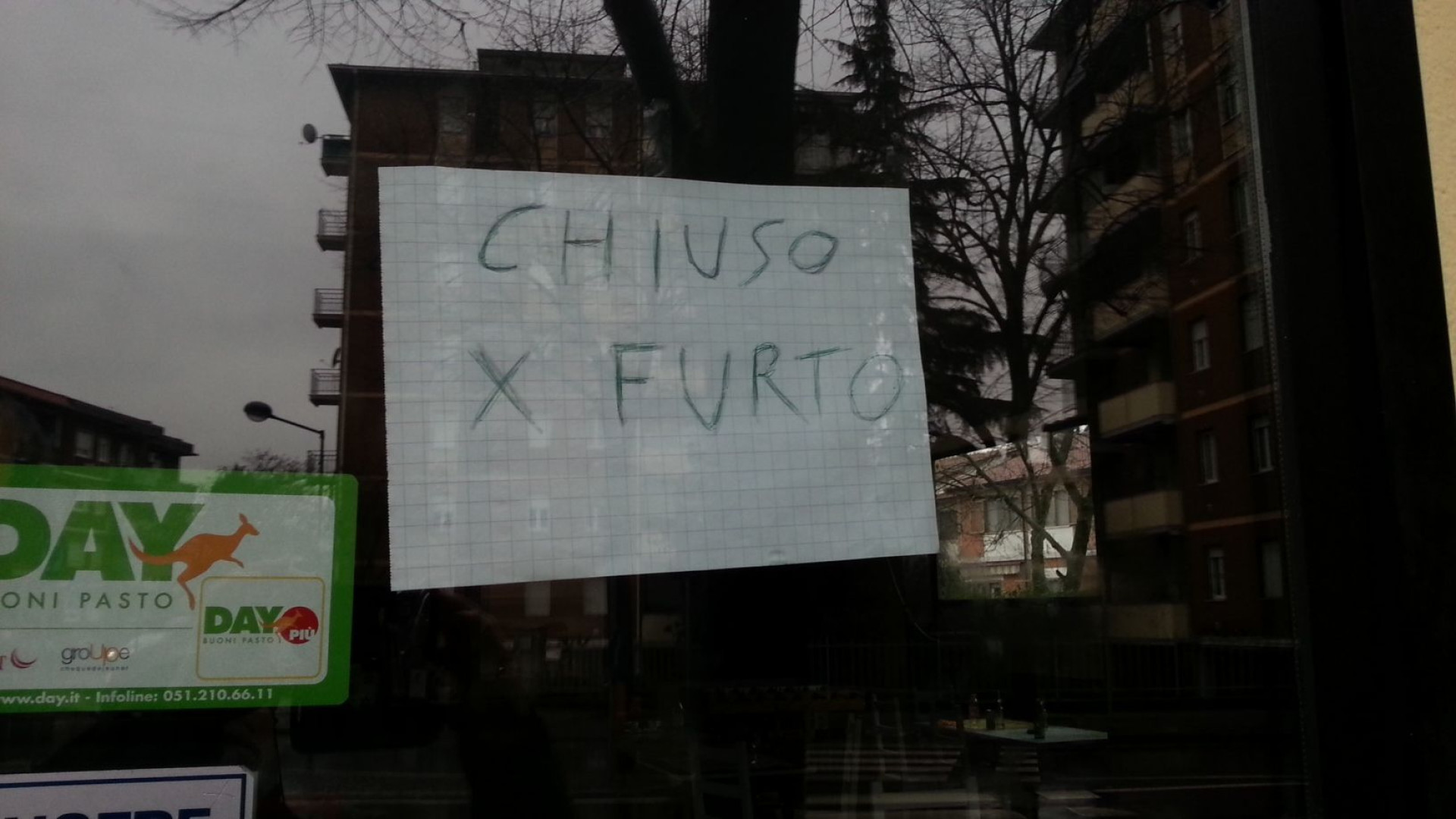 Allarme furti, in due giorni svaligiati appartamenti, bar e negozi
