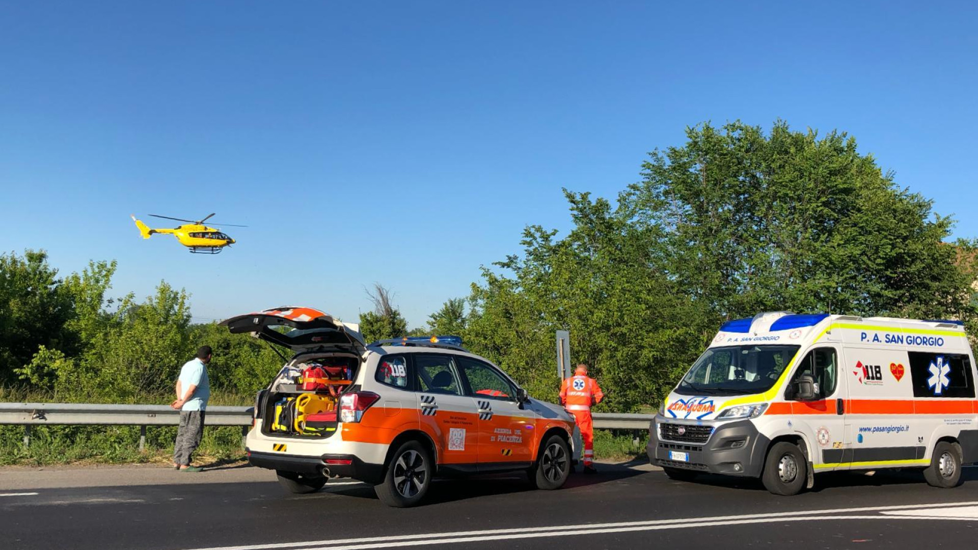 Si scontra con un'auto lungo la via Emilia: motociclista trasportato all'ospedale di Parma in condizioni molto gravi