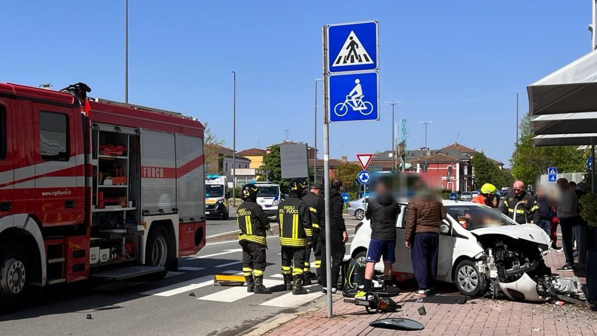 Scontro in via Colombo: auto investe bici e finisce contro la vetrina, gravi due donne