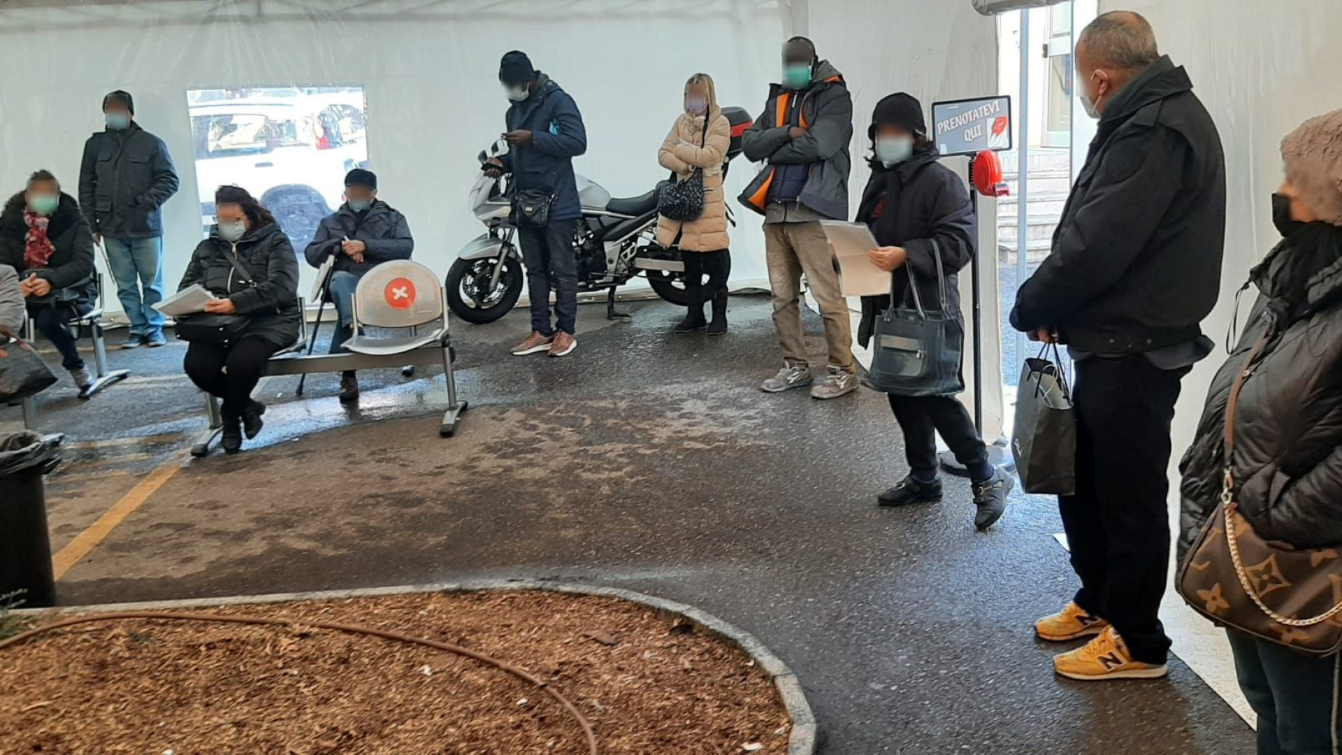 "In coda al freddo per la farmacia dell'ospedale". Replica l'Ausl