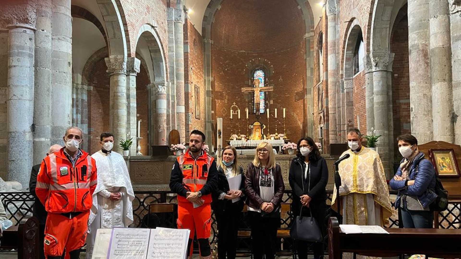 Uova di cioccolata ai bambini e palloncini della pace per celebrare la Pasqua ortodossa