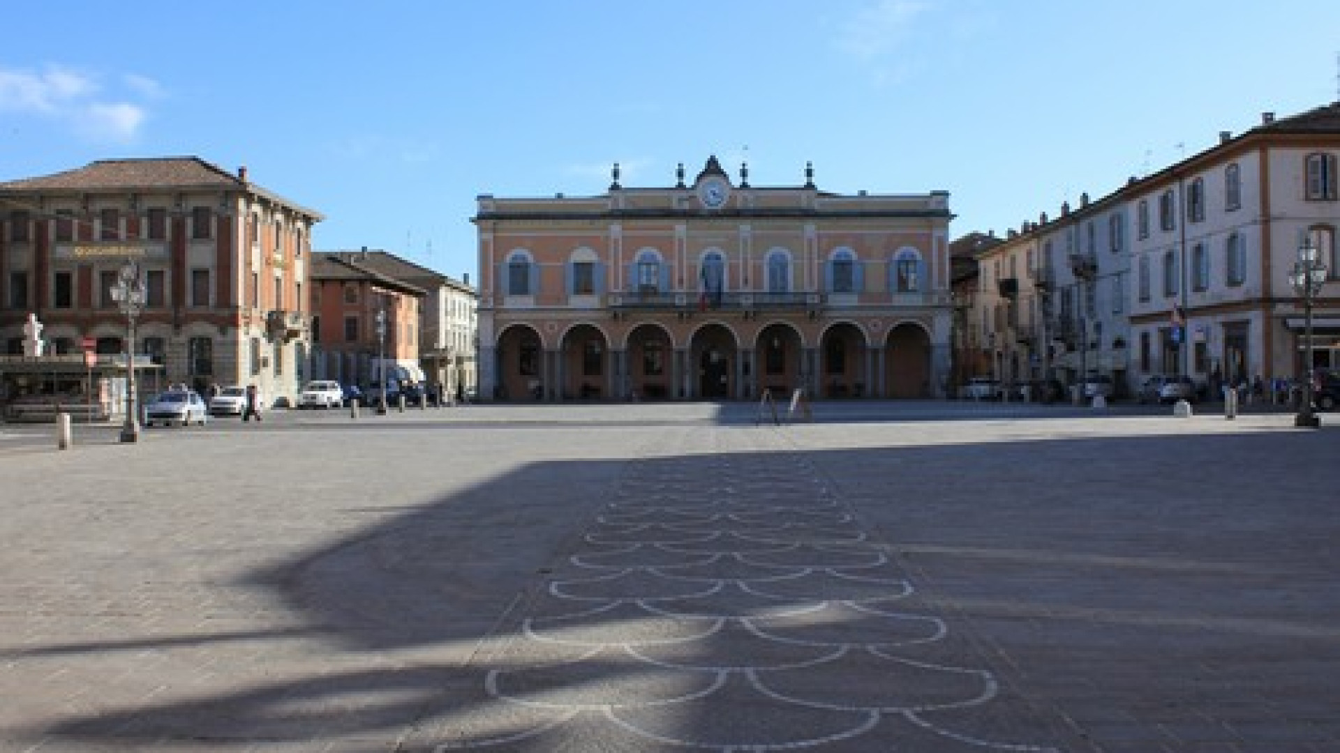 Colpito da un arresto cardiaco in piazza: 58enne defibrillato da un giovane medico