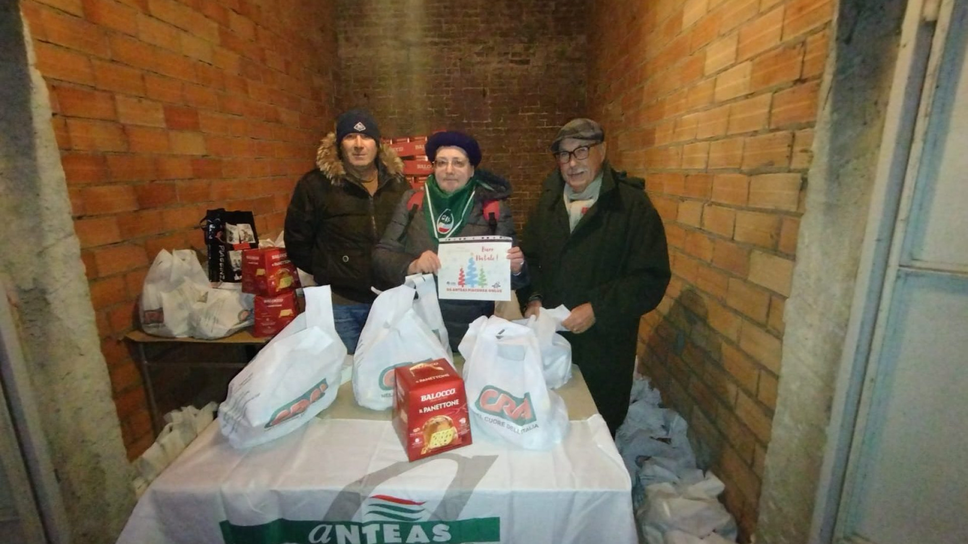 Natale fa rima con solidarietà, Anteas consegna borse viveri ai bisognosi