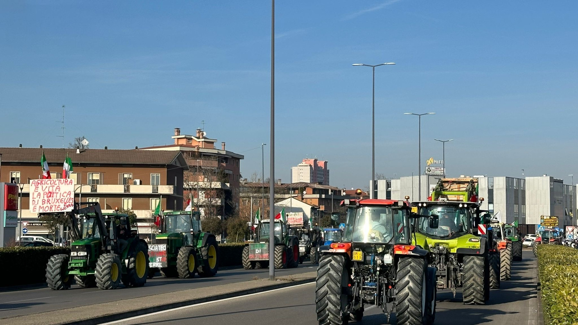 Piacenza, arriva la protesta dei trattori: "Senza gli agricoltori il mondo si ferma"