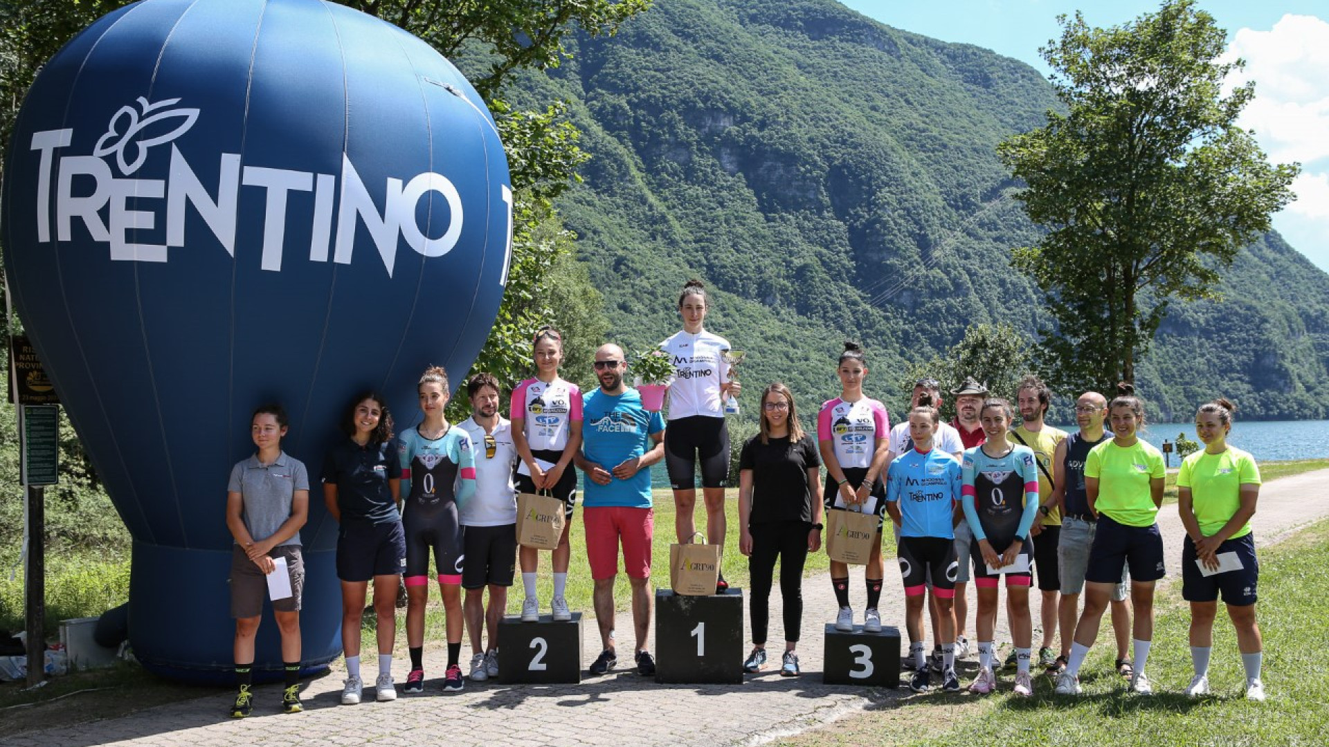 Ciclismo, le "panterine" del VO2 Team Pink volano a cronometro sul lago d'Idro