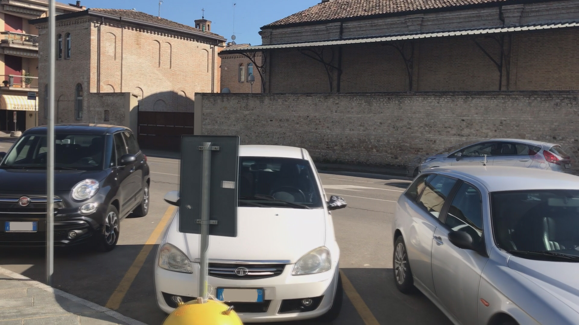 Posti auto rubati ai disabili davanti all'ospedale di Fiorenzuola: i vigili non possono dare multe