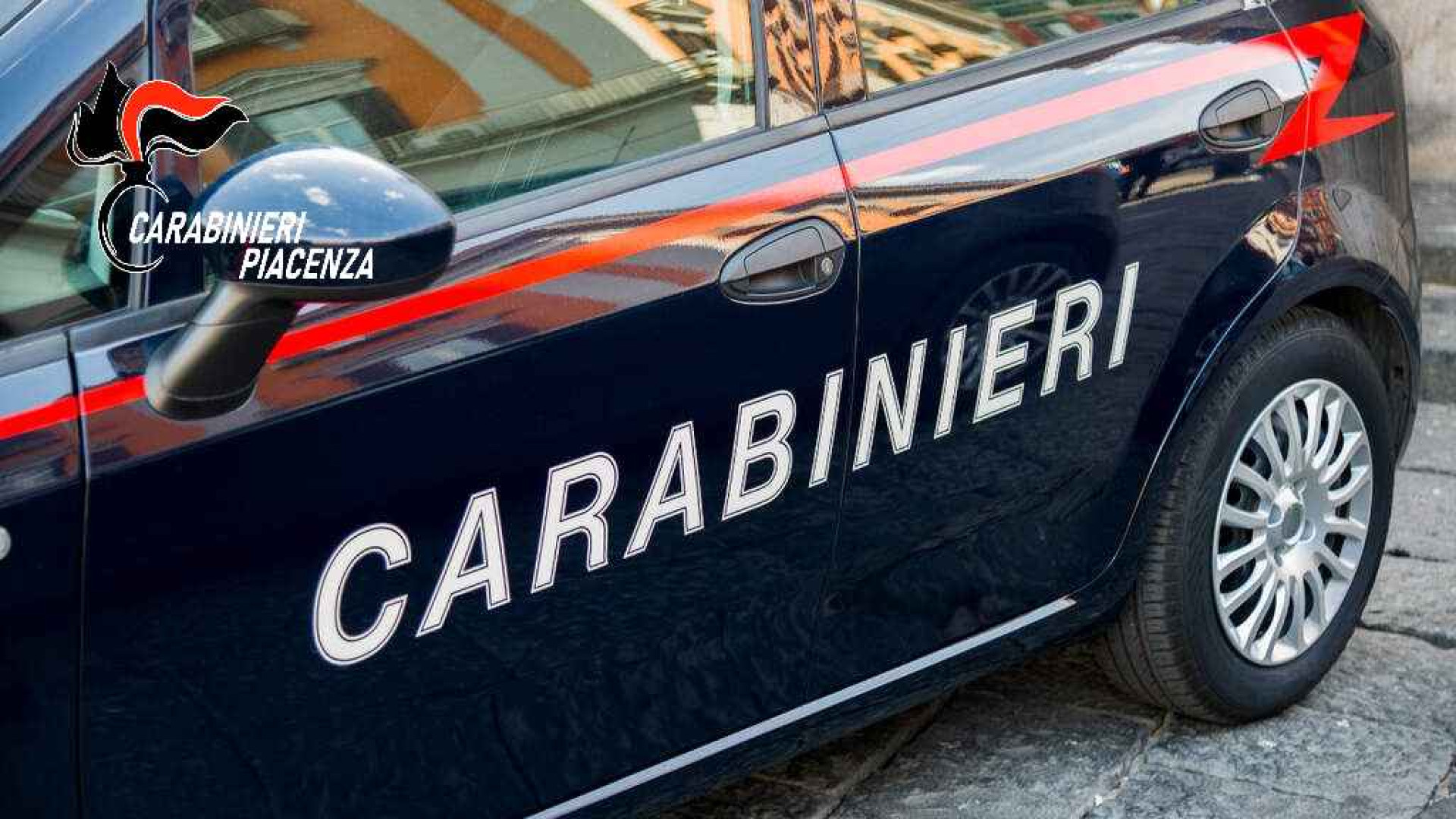 Si scambiano la droga ma vengono visti dai carabinieri: scatta l'arresto