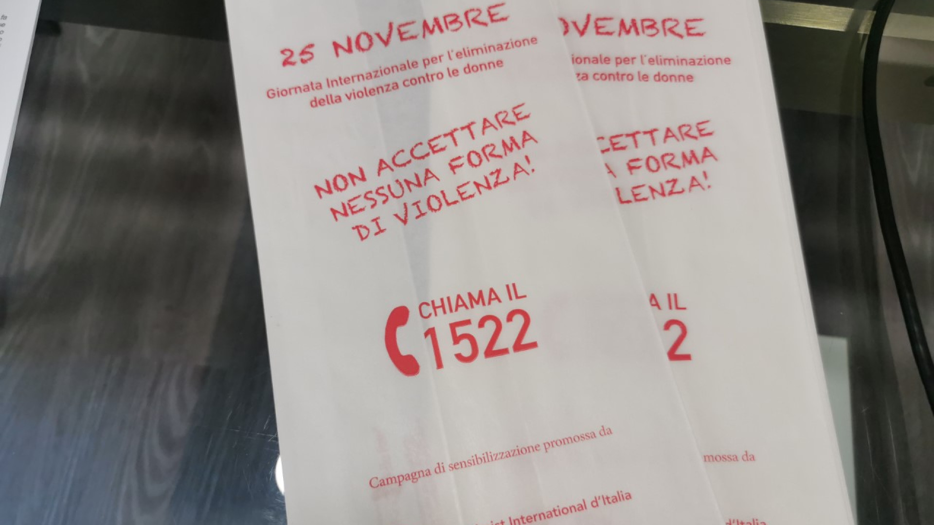 "Non accettare nessuna violenza! Chiama il 1522": i sacchetti per salvare le donne