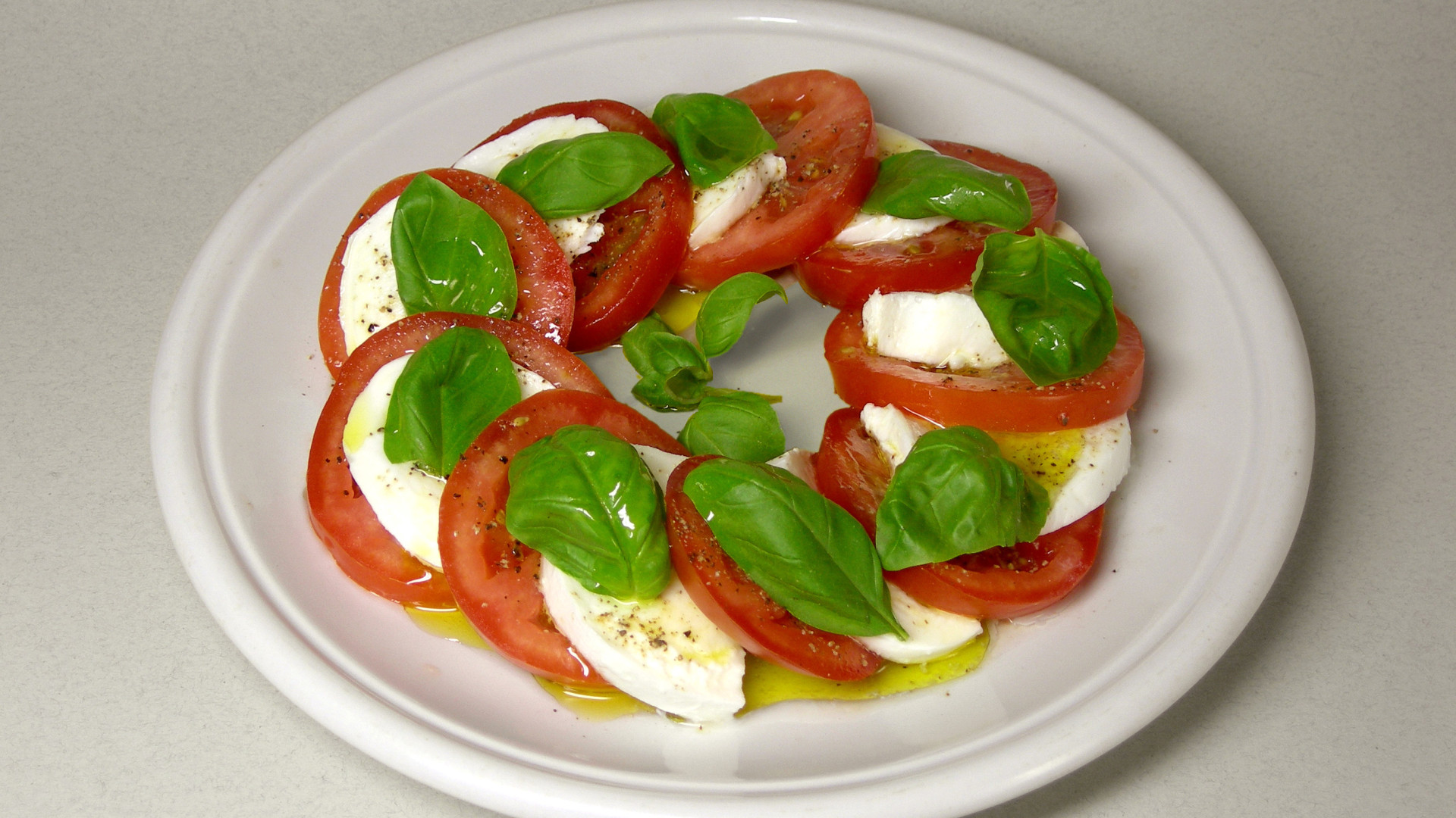 Con l'estate cambia l'alimentazione: cucina piacentina battuta dalle insalate