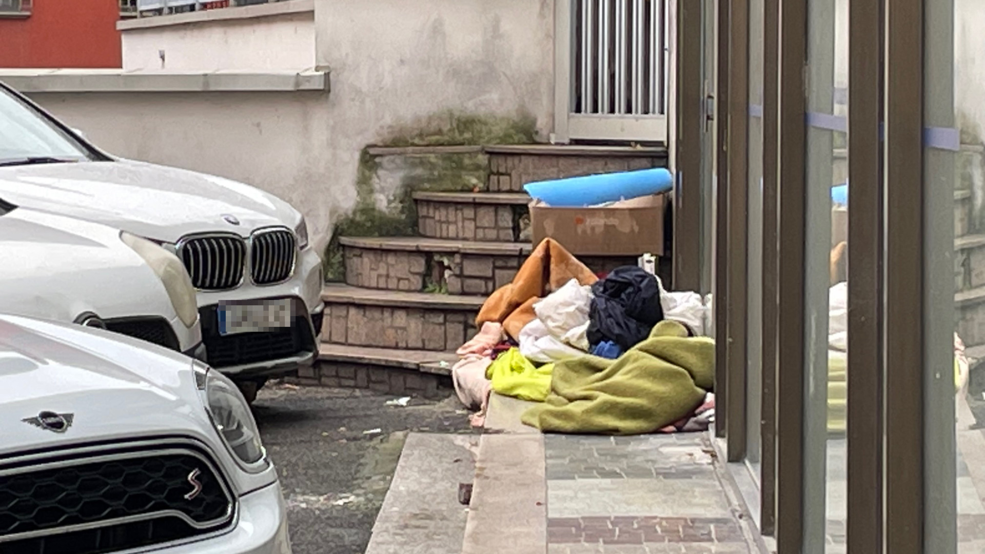 Clochard e sbandati al gelo in vicolo Bracciforti. I residenti: "Scene raccapriccianti"