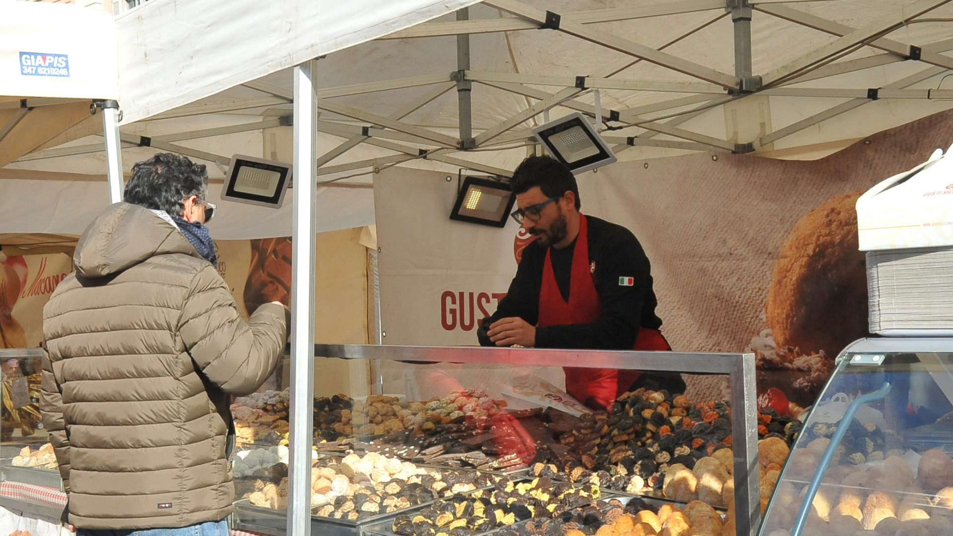 Piazza Cavalli "ghiotta" di cioccolato con stand da ogni parte d'Italia