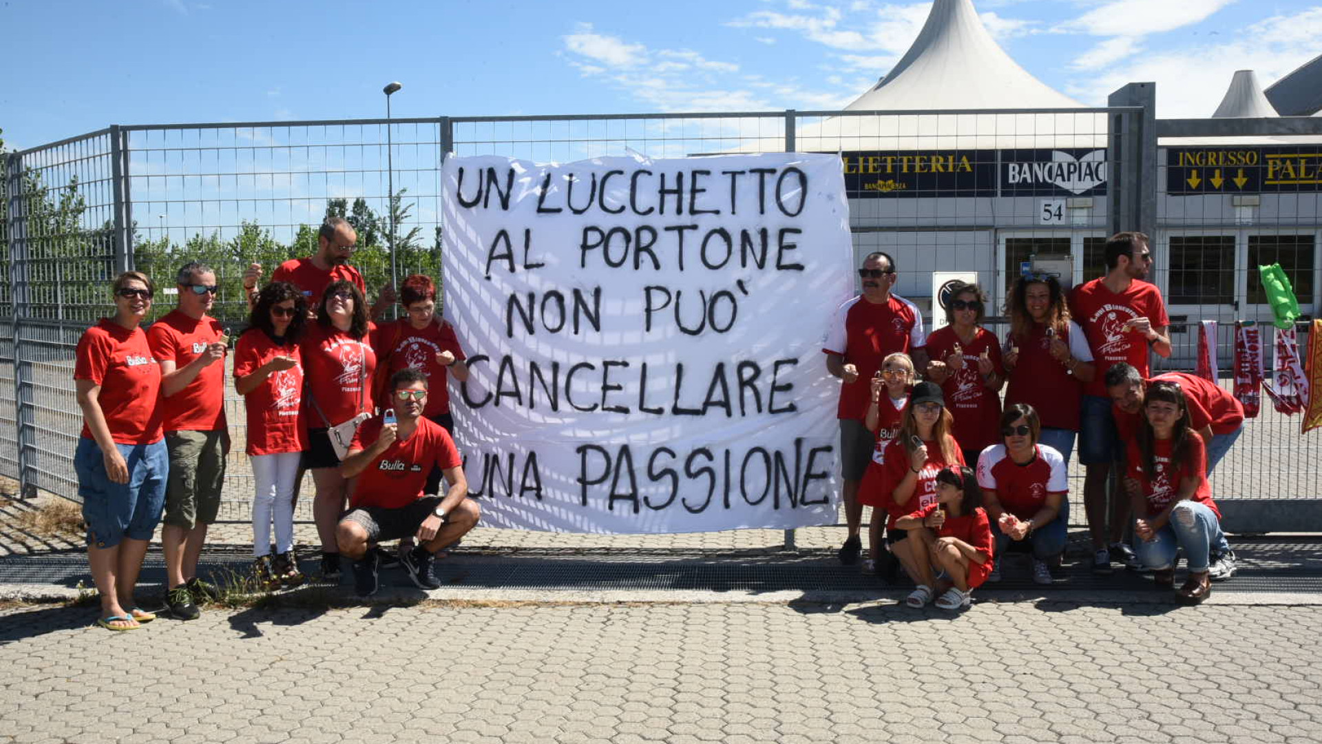 "Un lucchetto al portone non può cancellare una passione"
